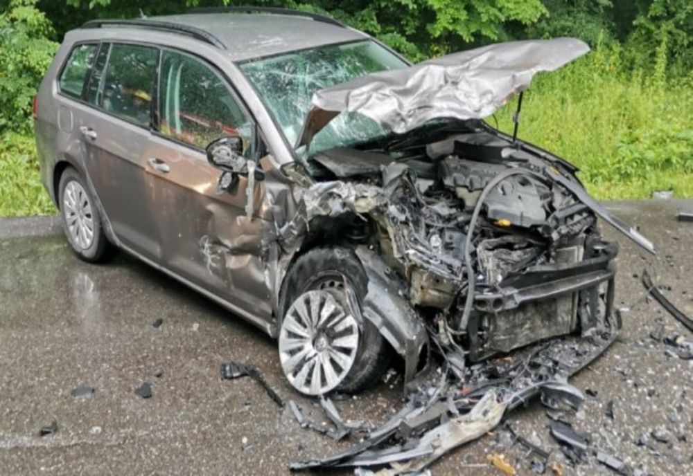 Accident cu trei răniţi în Prahova, în urma coliziunii a două autoturisme