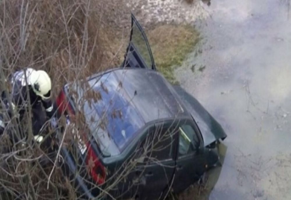 O maşină a plonjat în gol, oprindu-se într-un pârâu
