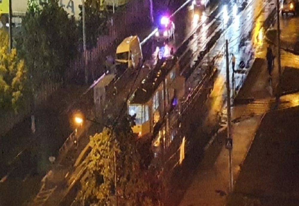 Accident pe Șoseaua Vestului din Ploiești. O dubiță a lovit gardul de la stația de tramvai
