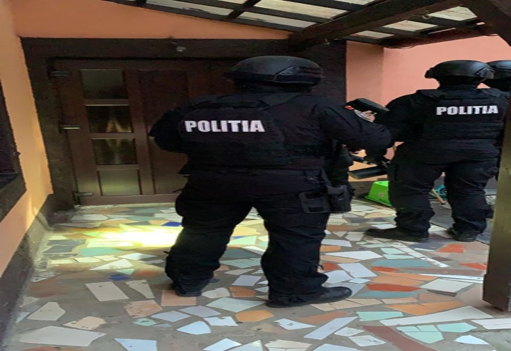 Zece persoane reținute pentru constituirea unui grup infracțional organizat specializat în săvârşirea infracţiunilor de şantaj şi abuz în serviciu