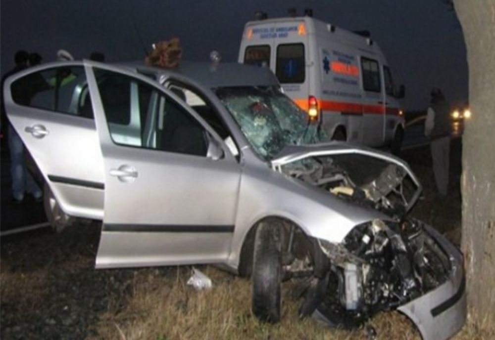 PRAHOVA: Patru persoane rănite, sâmbătă seară, pe un drum județean, după ce mașina lor a intrat într-un copac