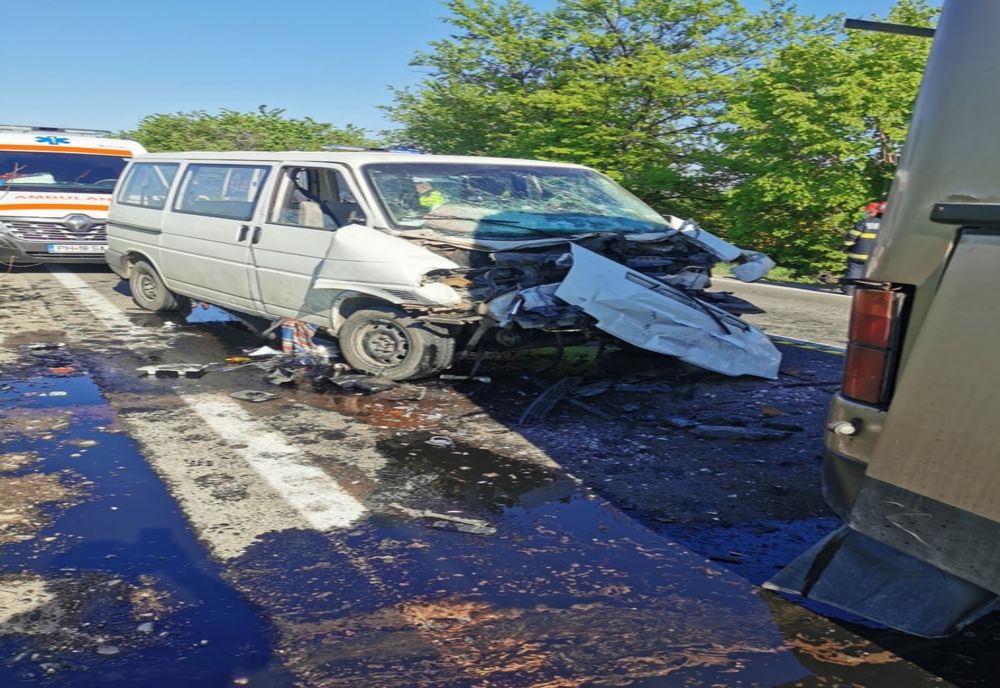 Una dintre victimele accidentului de pe DN 72, dintre o autoutilitară și un autobuz, a murit