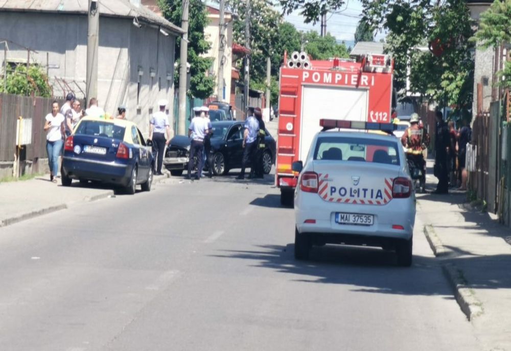Accident cu trei mașini în Ploiești. Trei persoane rănite, printre care și un bebeluș