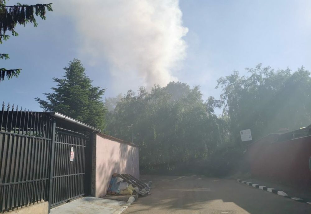 Incendiu la o cabină de vopsit din Ploiești