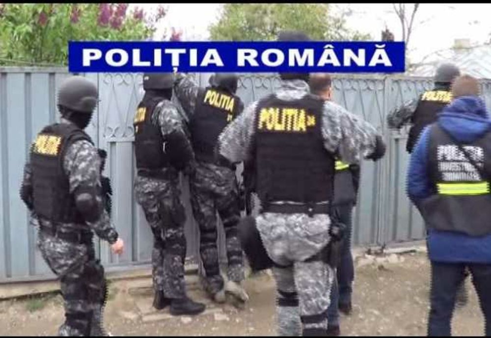 Percheziții în Prahova la persoane bănuite de înșelăciune și abuz în serviciu
