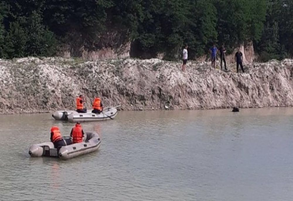 PRAHOVA: Un copil de 14 ani s-a înecat în zona unei balastiere din apropiere de Vălenii de Munte