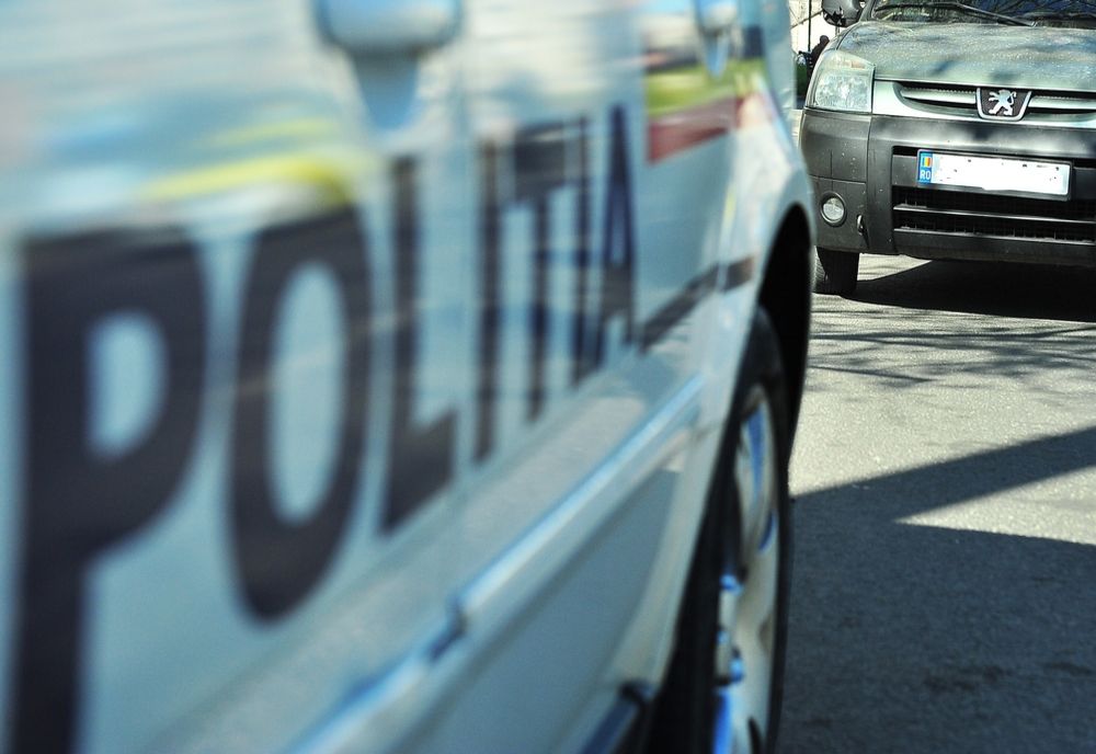 Adolescentă din Prahova, sechestrată de două femei şi obligată să facă sex cu mai mulţi bărbaţi