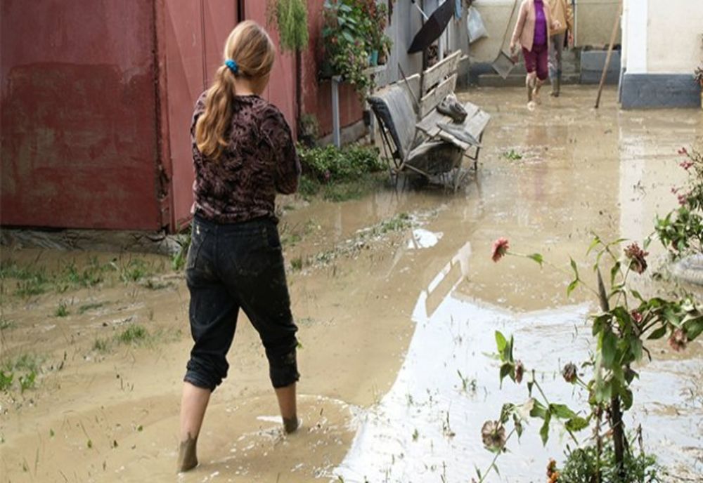 PRAHOVA: Intervenții ale pompierilor în patru localități pentru evacuarea apei din locuințe și gospodării