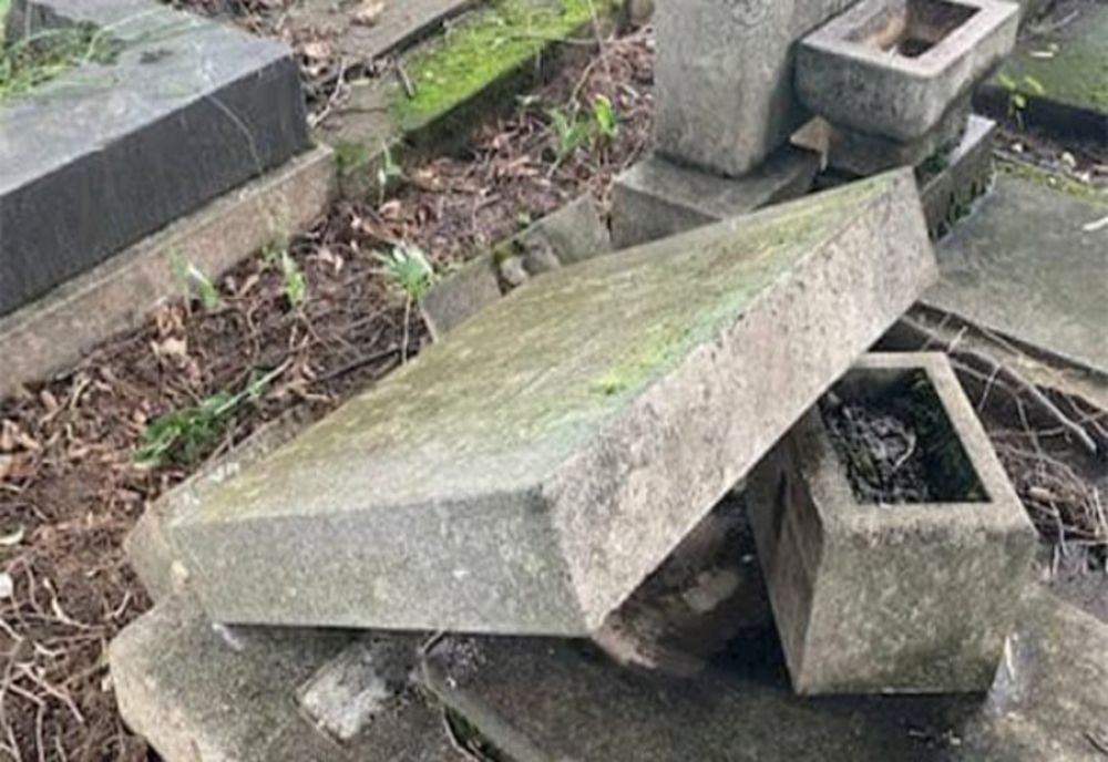 Ploiești. Tineri cercetați pentru distrugerea unor monumente funerare din Cimitirul Evreiesc