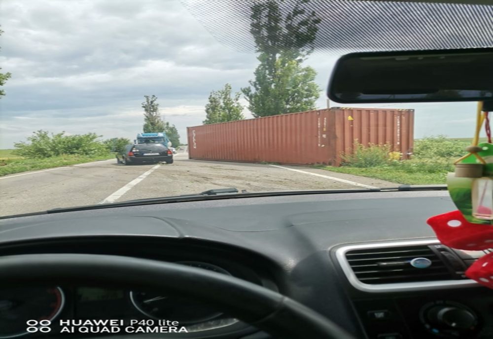 Un container s-a răsturnat pe carosabil, pe DN 1D. Trafic îngreunat la ieșirea din Prahova, spre Ialomița