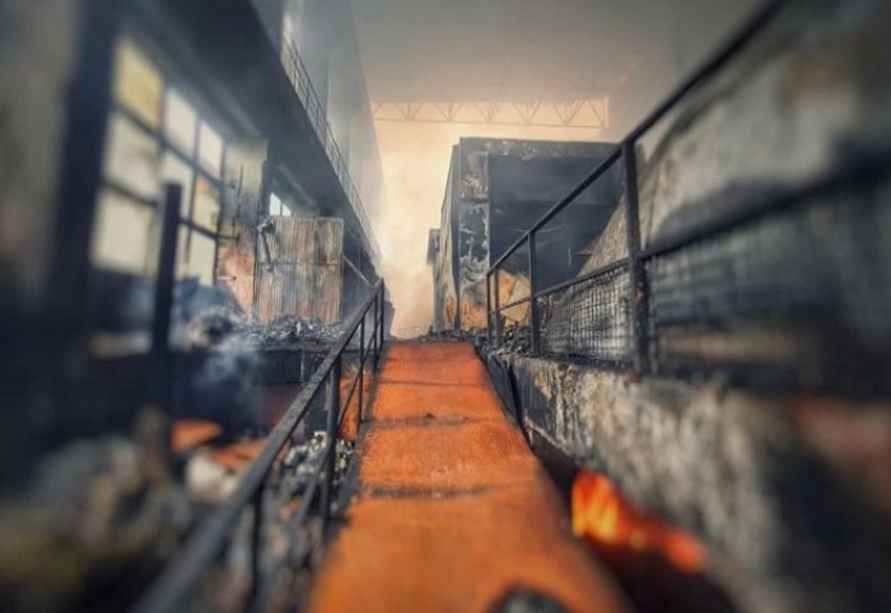 Pompierii acționează din nou la incineratorul de la Brazi, cu nouă autospeciale și 1000 de tone de apă!