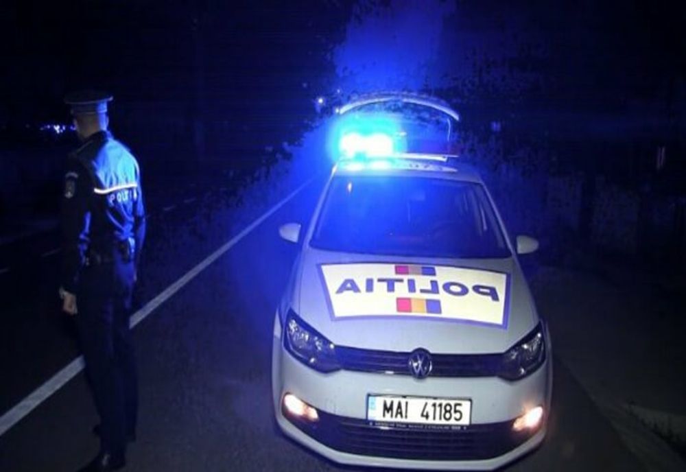 Urmărire, în miez de noapte, pe drumurile din Prahova. Șoferul a abandonat mașina și a fugit pe câmp