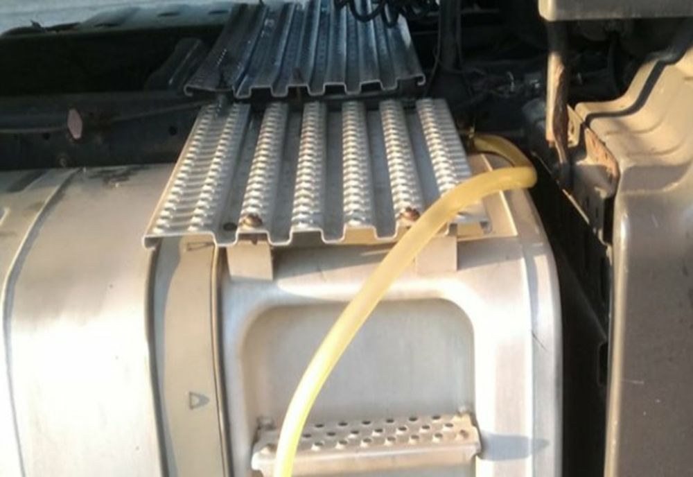 Șofer din Buzău, surprins de polițiștii locali, la Ploiești, în timp ce sustrăgea motorină din rezervorul TIR-ului