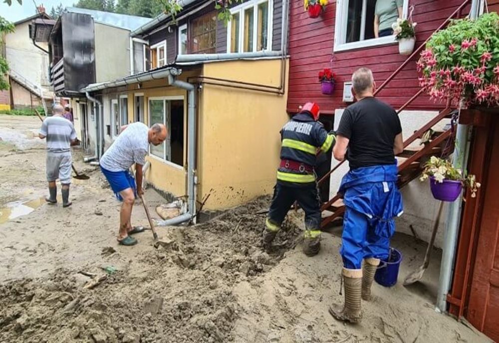 Peste 50 de locuințe și un supermarket inundate, 10 persoane evacuate, o mașină luată de viitură, în Prahova 