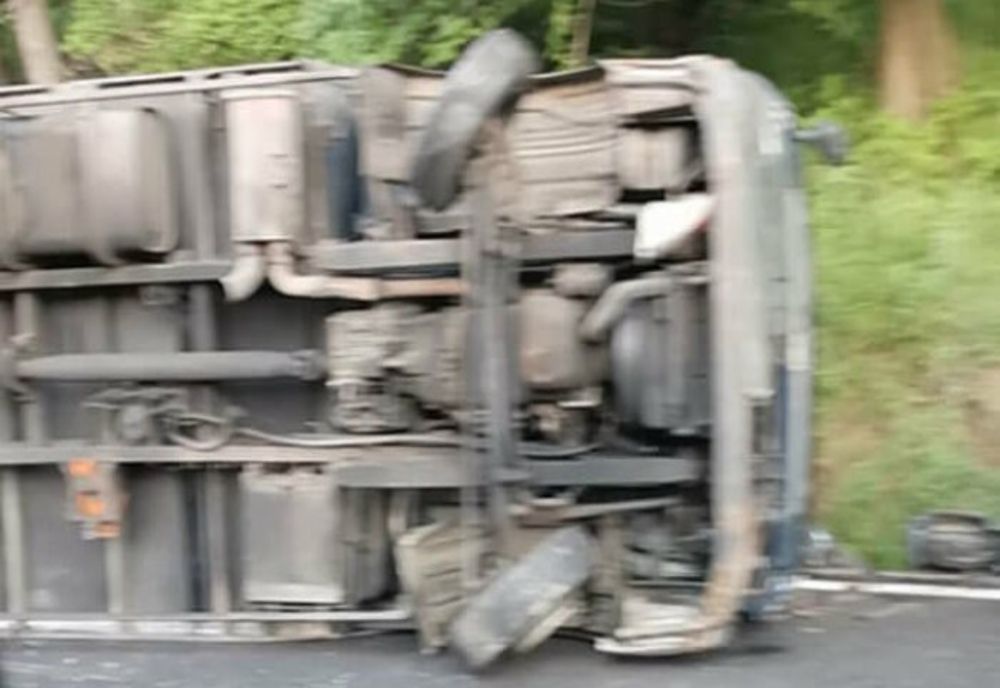 TIR răsturnat vineri dimineață, pe DN 1, la Bușteni. Poliția a deviat traficul