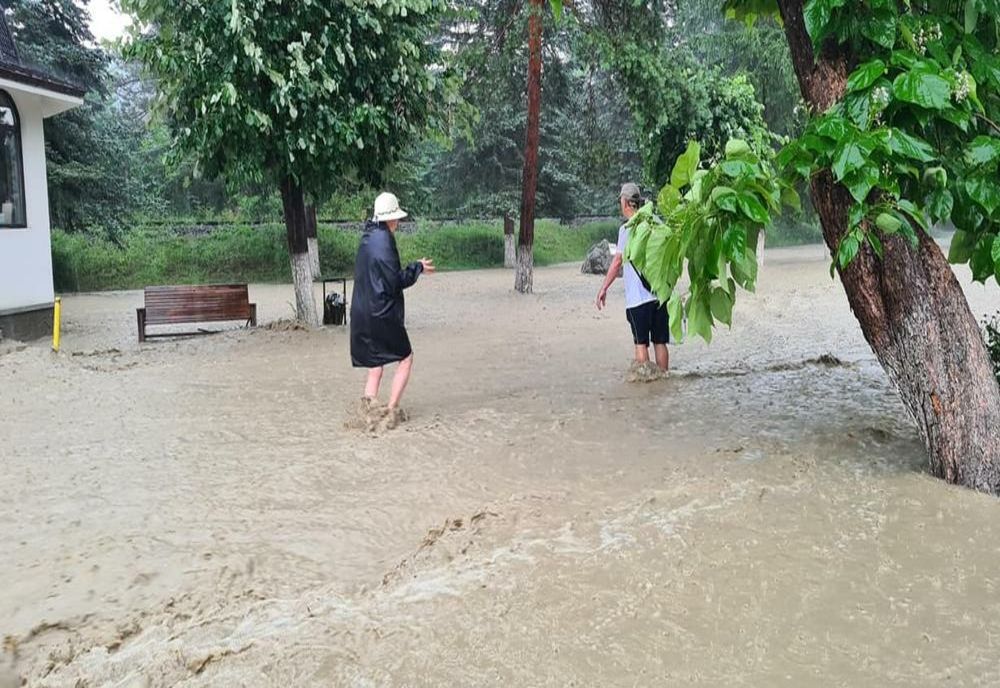 Inundații la Slănic în urma unei ruperi de nori  
