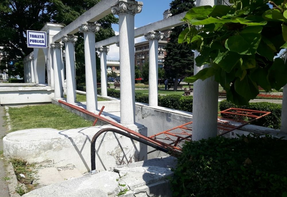 Ploiești. O minoră de 10 ani ar fi întreținut raporturi sexuale cu alți trei minori, care au și filmat-o, într-o toaletă publică 