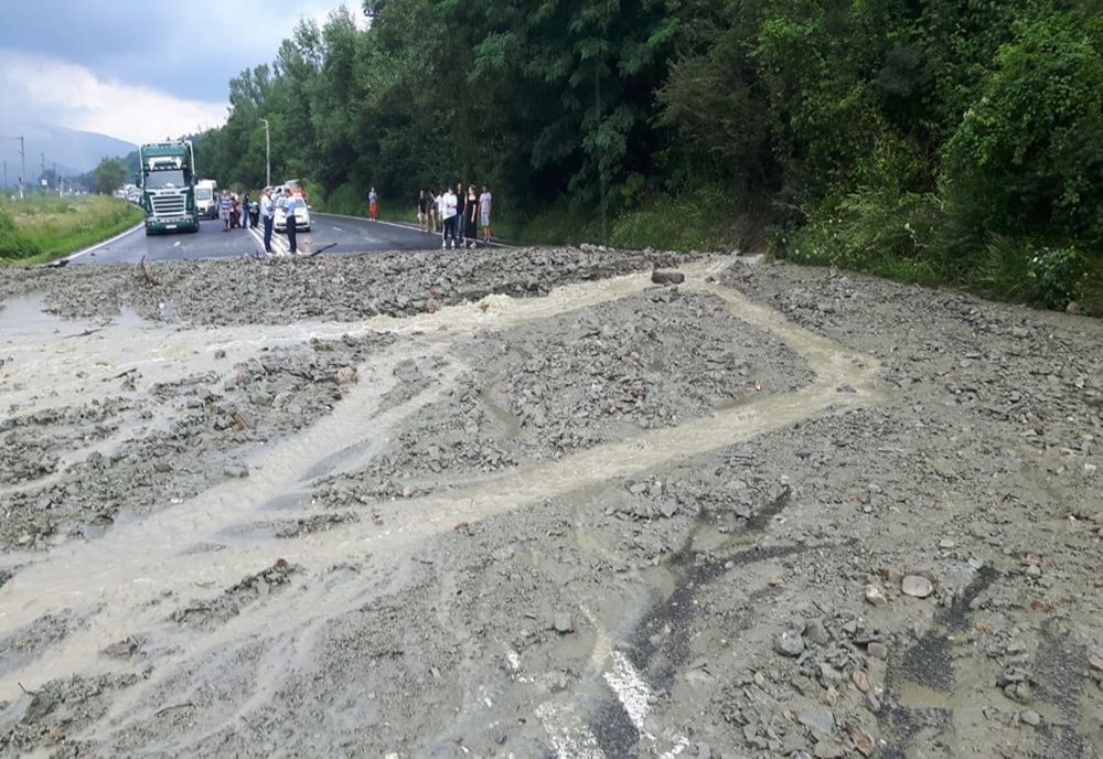Aluviuni pe DN 1A. Traficul a fost blocat 