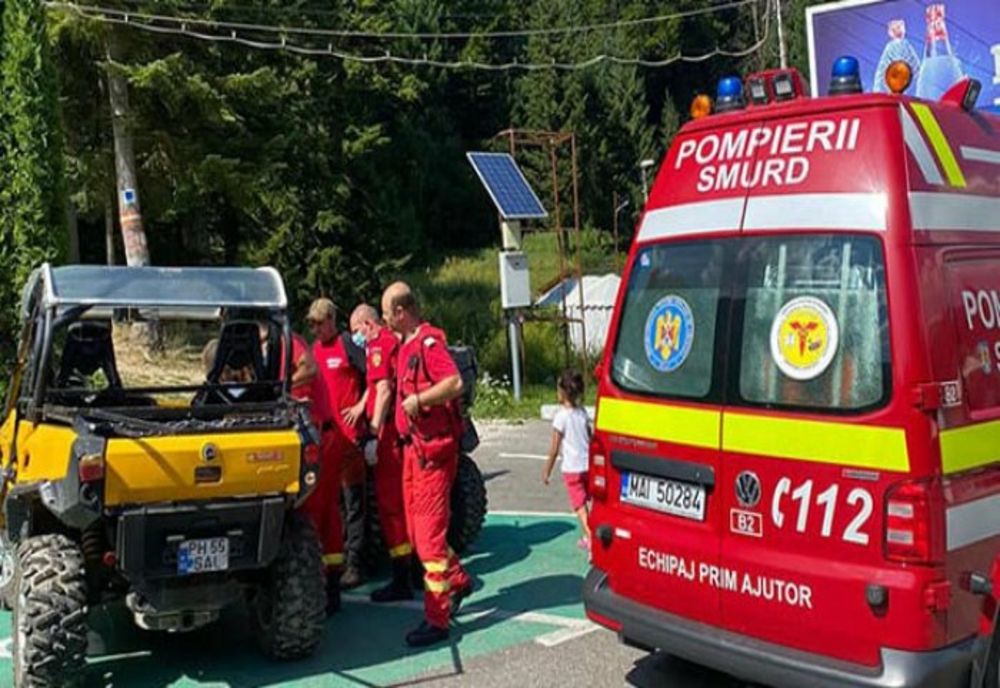 ATV răsturnat într-o răpă la Azuga. Un bărbat și un copil de 3 ani au fost răniți