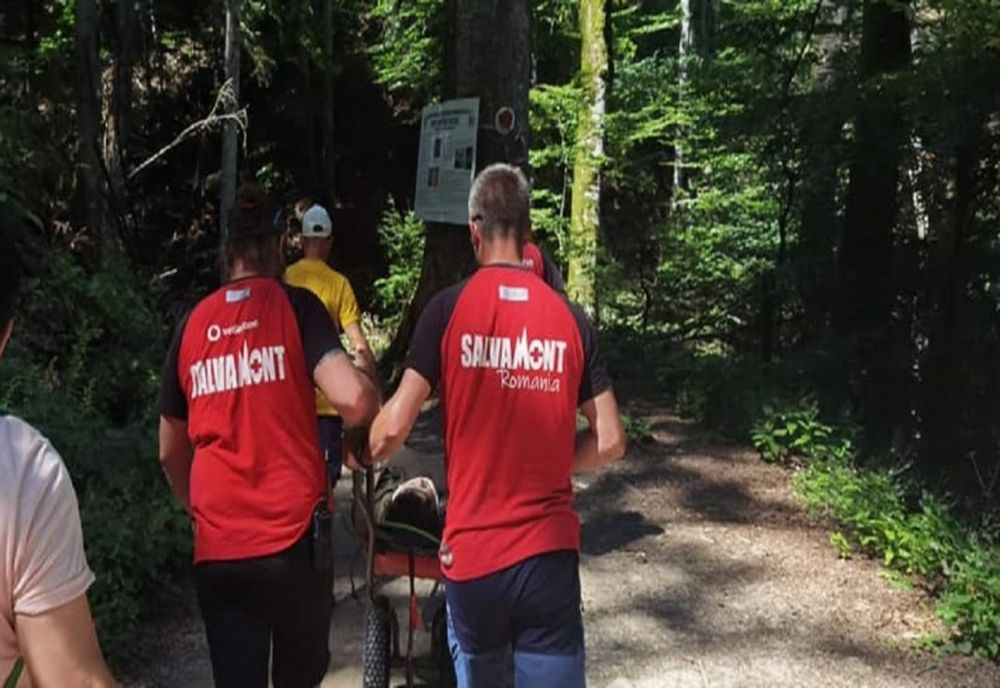 Accident grav pe un traseu din Bucegi. O femeie a ajuns la spital după ce s-a împiedicat de o piatră, a căzut și s-a lovit la cap 