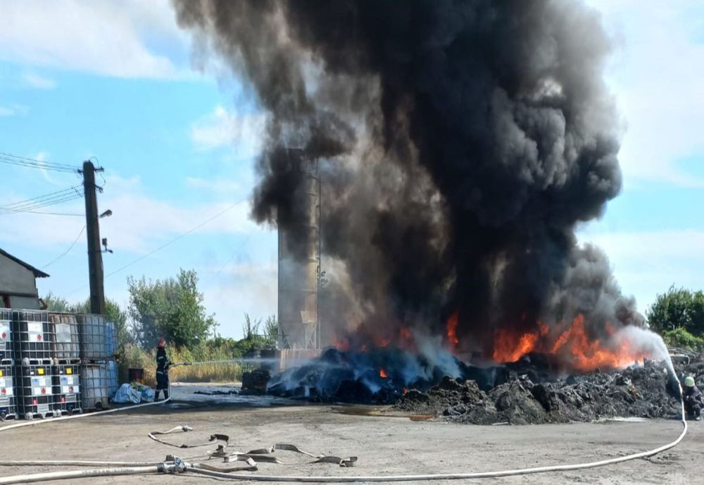 Incendiu la un depozit de deșeuri din comuna Albești-Paleologu