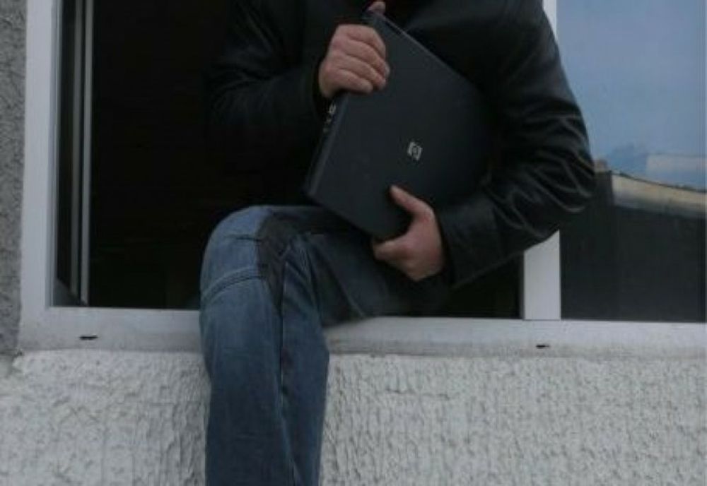 Prahova. Doi minori au furat în plină zi dintr-un imobil în care au intrat pe geamul lăsat deschis