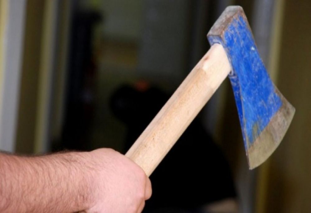 Bărbat alergat cu toporul! pe o stradă din Ploiești!- Video