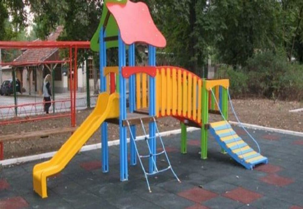 Ploiești: Acțiuni de dezinfecție în locurile de joacă și mijloacele de transport în comun, pentru limitarea răspândirii SARS-CoV-2