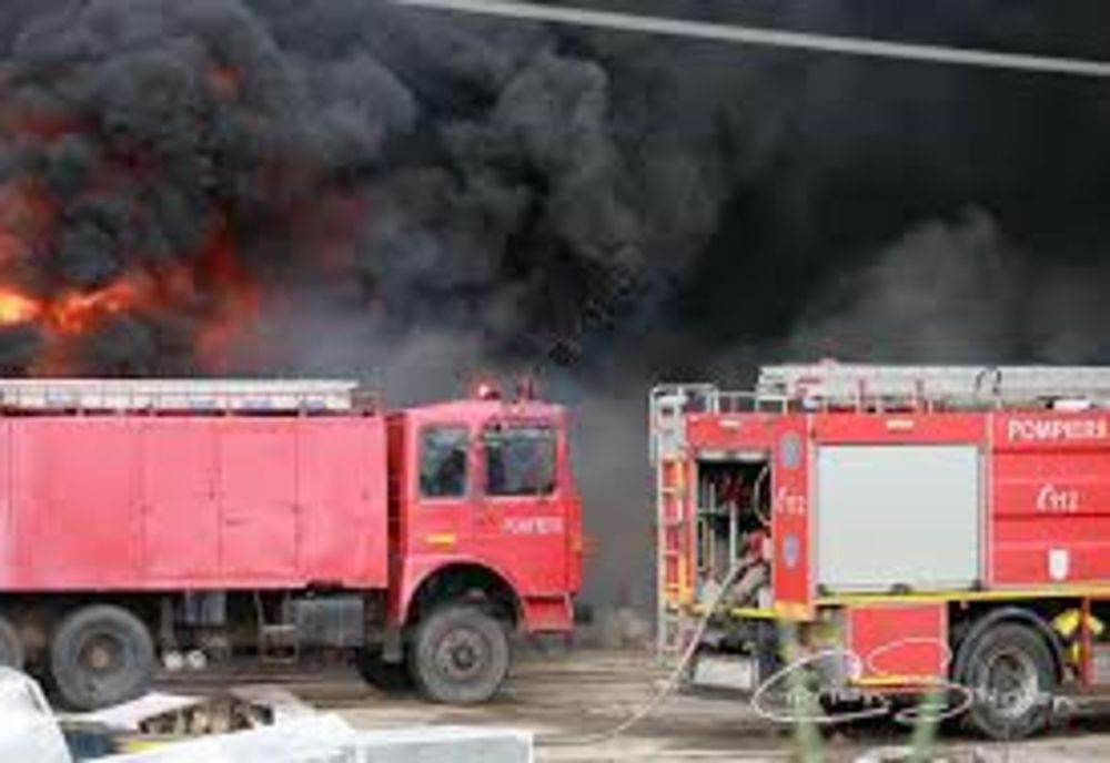 Incendiu violent în Băicoi. Trei case au fost cuprinse de flăcări