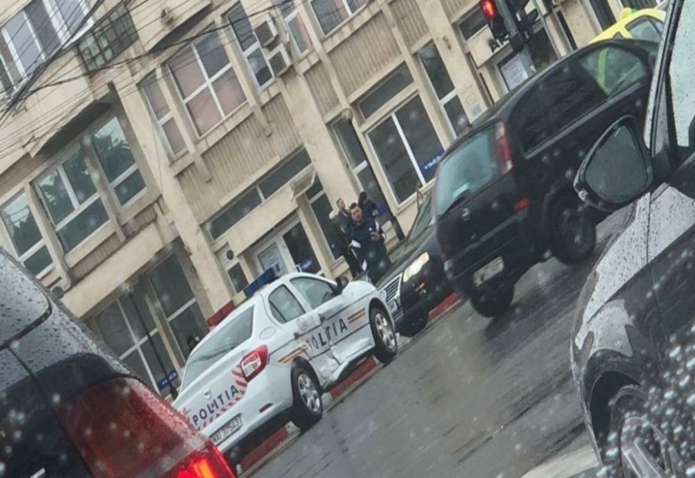 O mașină de Poliție, implicată într-un accident rutier în centrul Ploieștiului
