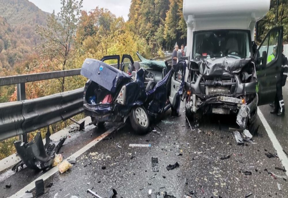 Accident grav la Posada. Un bebeluș a fost transportat la spital