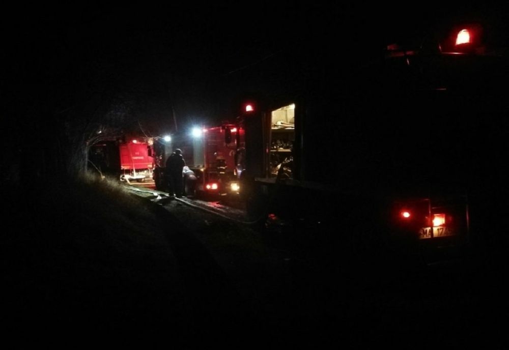 Prahova. Incendiu violent, la Telega. Focul a cuprins acoperișul unei case