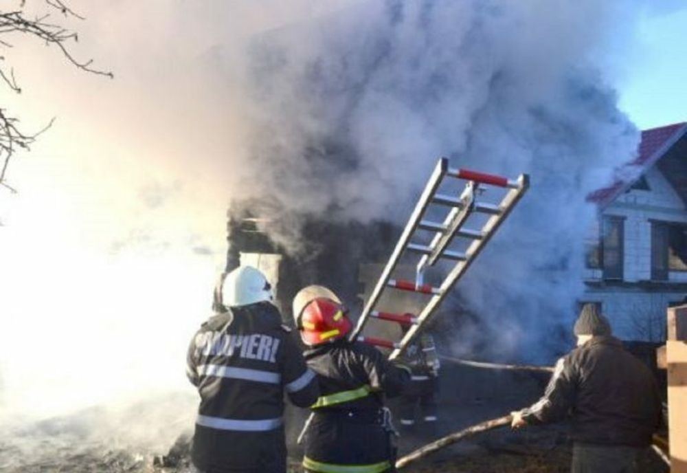Incendiu violent la o casă din Băicoi