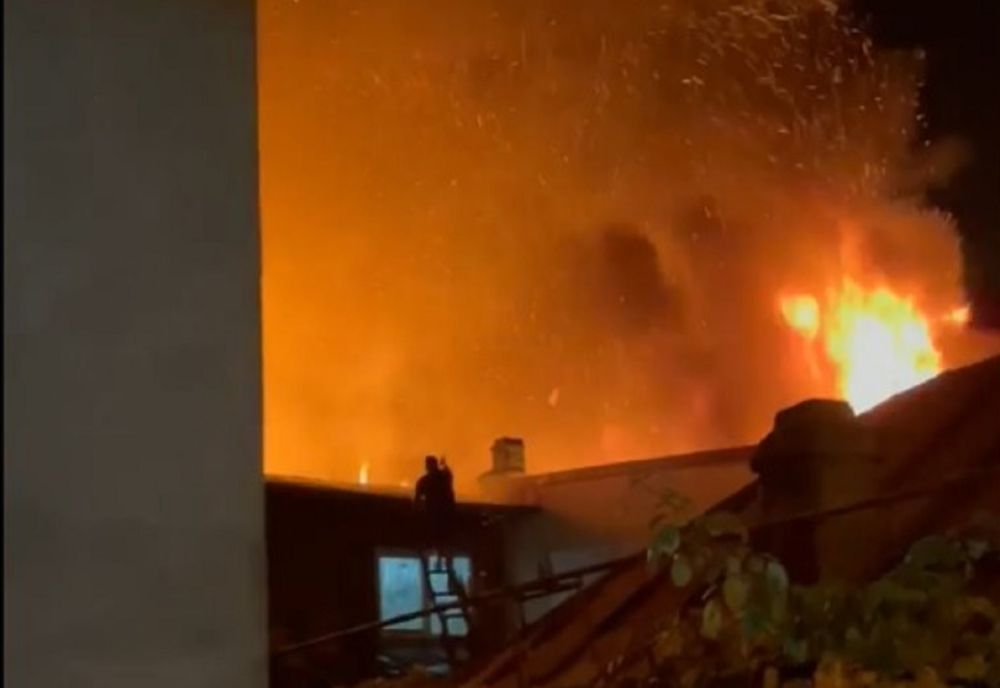 Prahova. Incendiu violent azi noapte în Ploiești. O persoană a murit, două case au ars