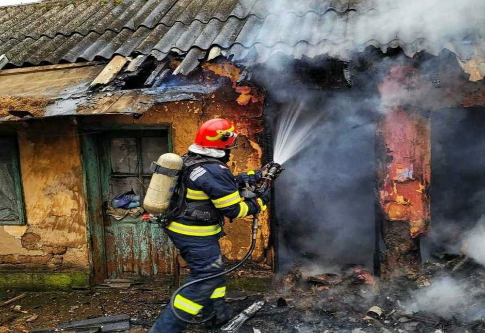 Prahova. Incendiu violent la o casă din Perşunari. O persoană a fost găsită carbonizată