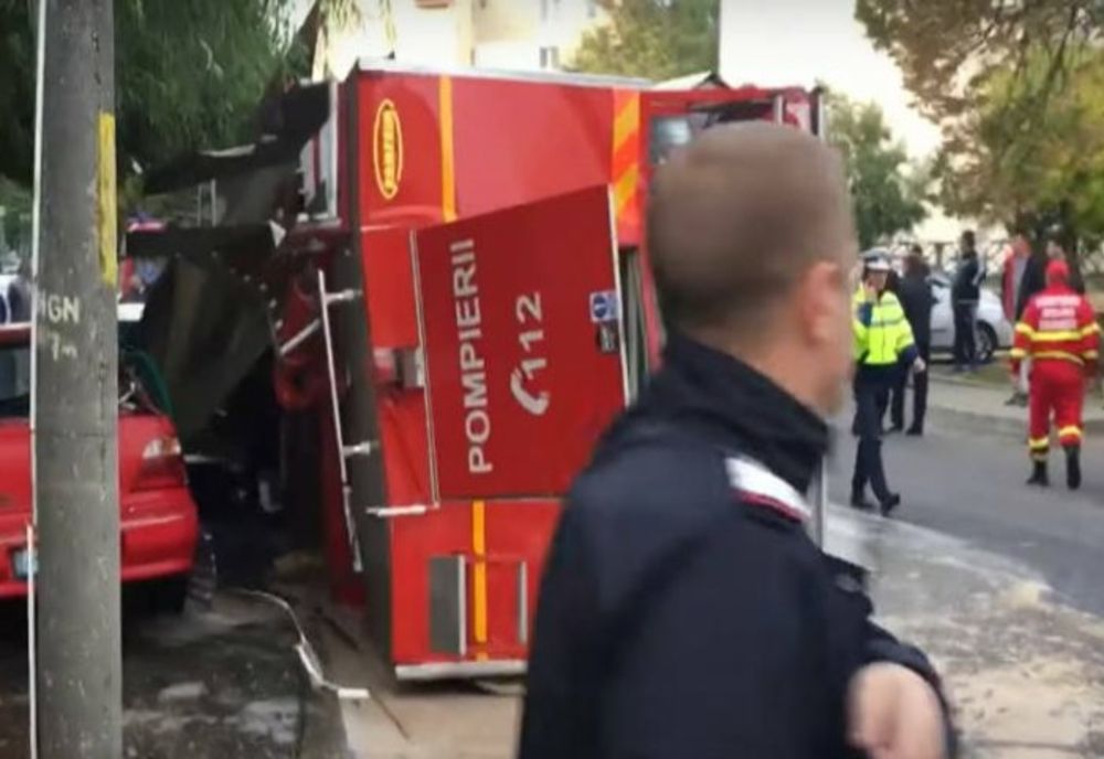 Autospecială a ISU răsturnată la Comarnic, în drum spre un incendiu. Trei pompieri au fost răniți