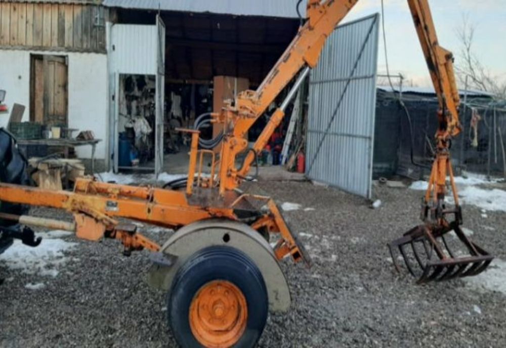 Accident în comuna Cerașu. O mașină de încărcat lemne s-a răsturnat