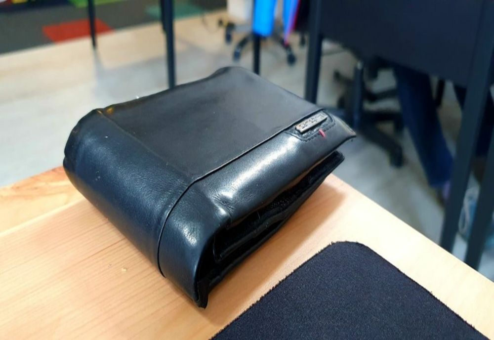 Un tânăr care a furat un portofel din biroul unui atelier de pielărie din Ploiești a fost reținut