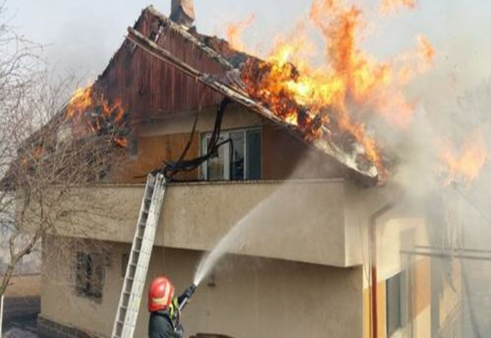 Prahova. Casă mistuită de flăcări la Negoieşti