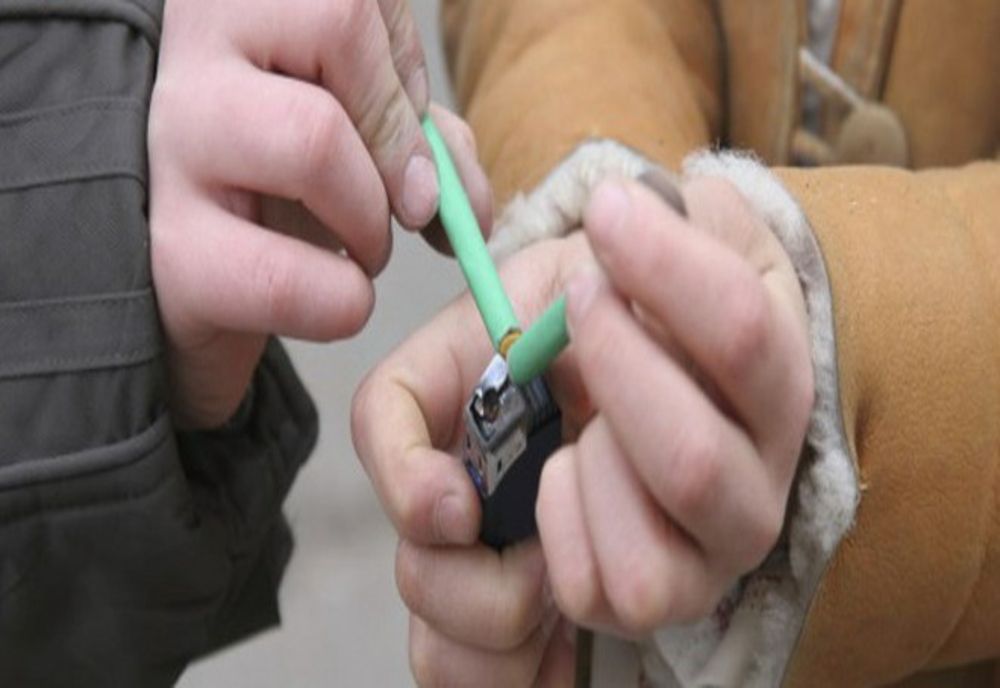 Dosar penal pentru un student din Ploiești care arunca cu petarde pe geamul campusului universitar