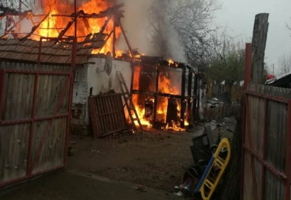 Incendiu puternic în Sângeru. O casă aproape s-a făcut scrum, înainte de Crăciun