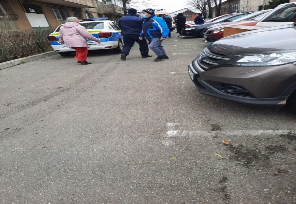Prima ipoteză în cazul femeii care a murit după ce a căzut de la etajul V al unui bloc din Câmpina