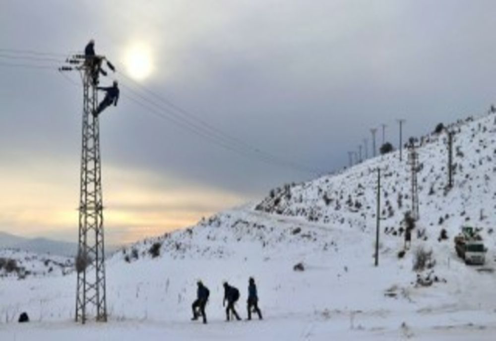 Aproape 1.000 de gospodarii din Prahova au ramas fara curent noaptea trrecuta din cauza conditiilor meteo