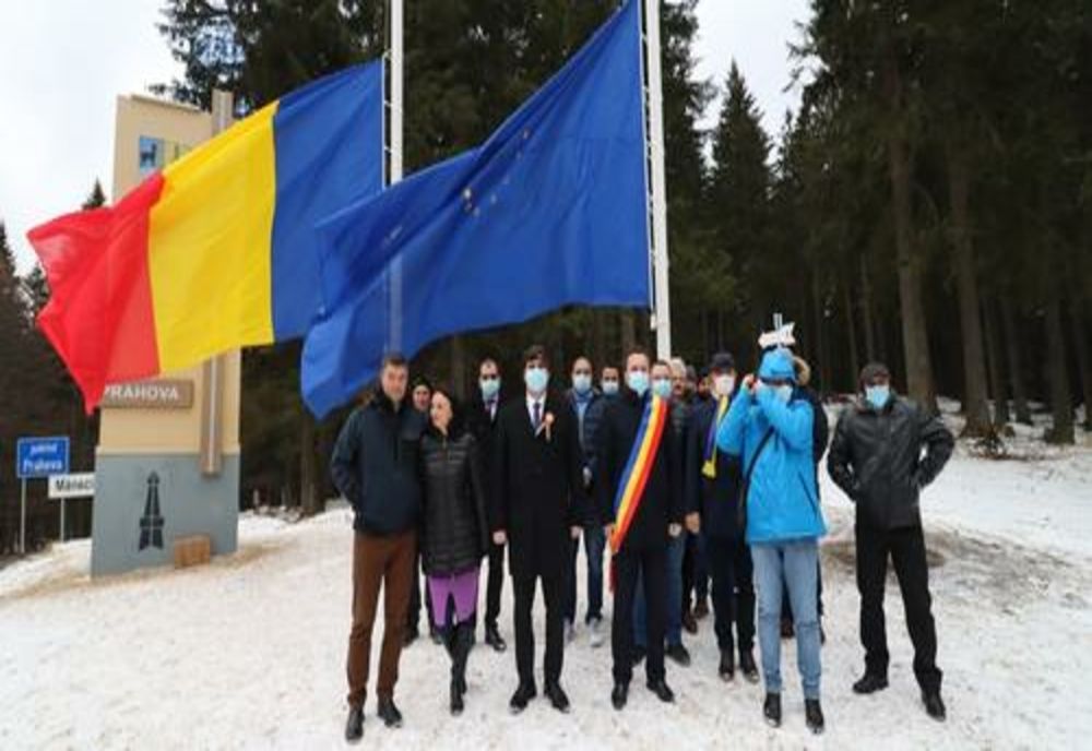 Tricolorul și drapelul României și UE, ridicate în Pasul Bratocea