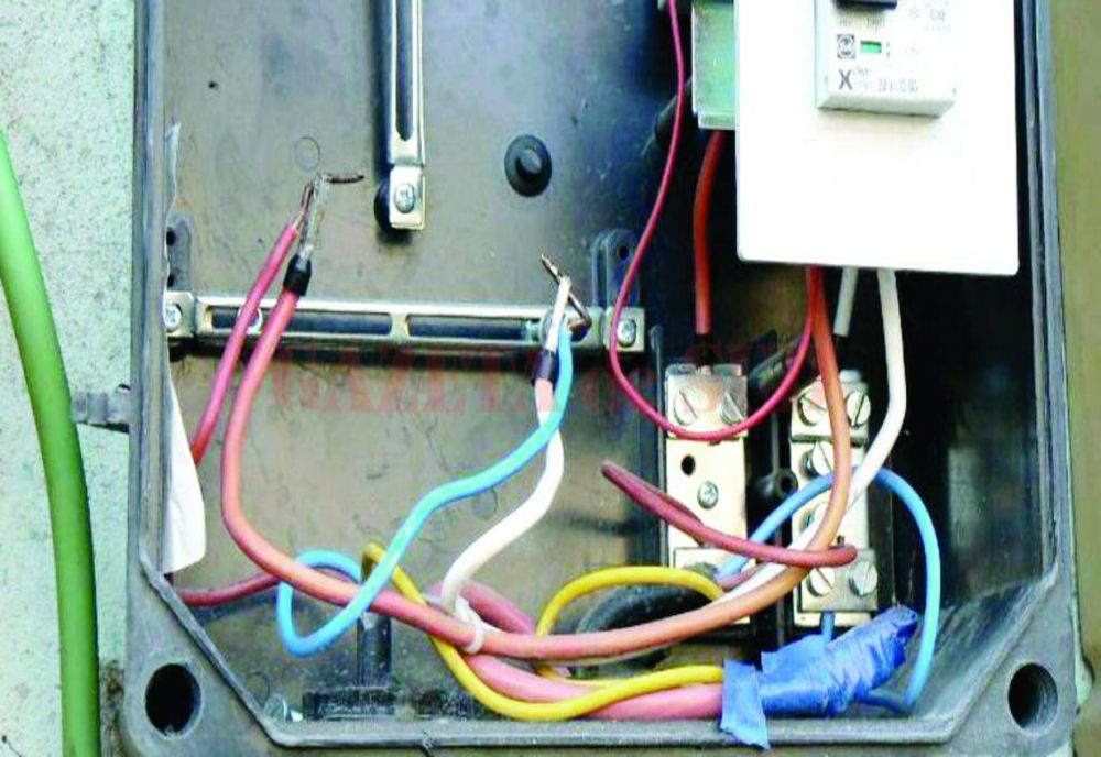 Furt de energie electrică la Breaza. Două persoane care erau branșate ilegal la rețea sunt cercetate penal