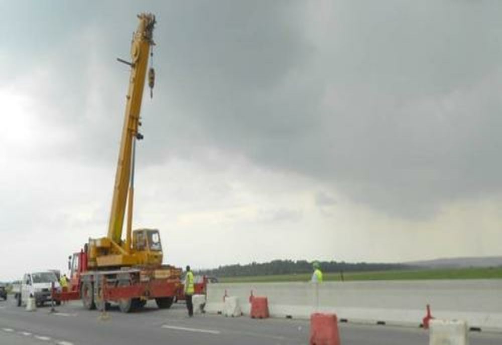 Se montează parapeţi pe DN1B, în Bucov