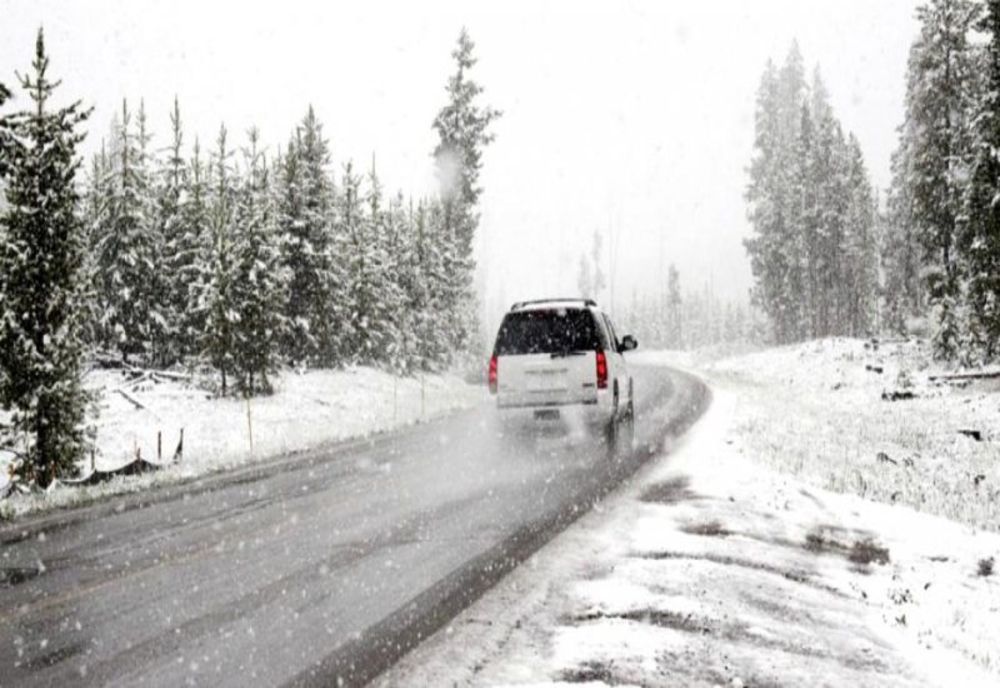  Ninsori în zona de munte din Prahova. Pe mai multe drumuri, circulaţia a fost închisă 