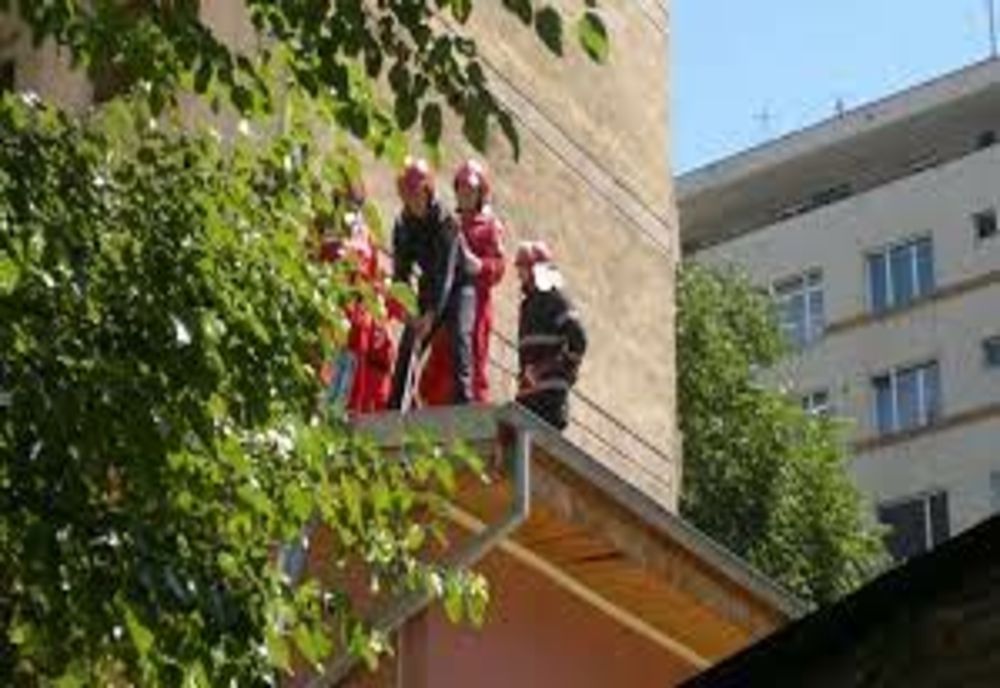 Prahova. O femeie a murit după ce s-a aruncat de la etajul IV al unui bloc de locuit din Ploieşti