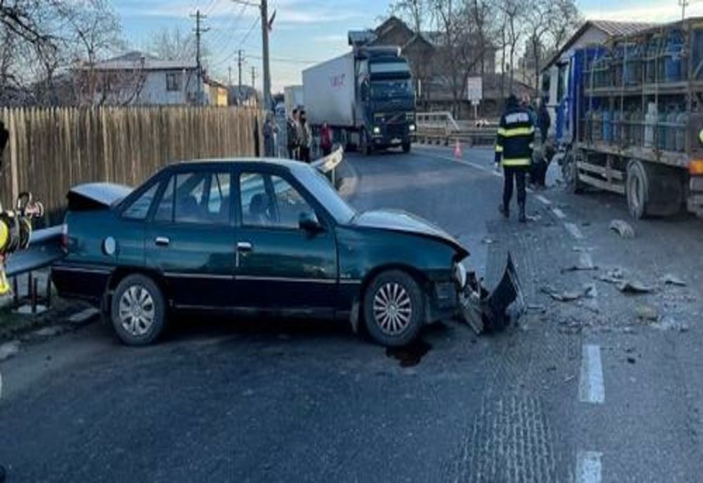 Coliziune între un camion încărcat cu sute de butelii și un autoturism, pe DN 1B