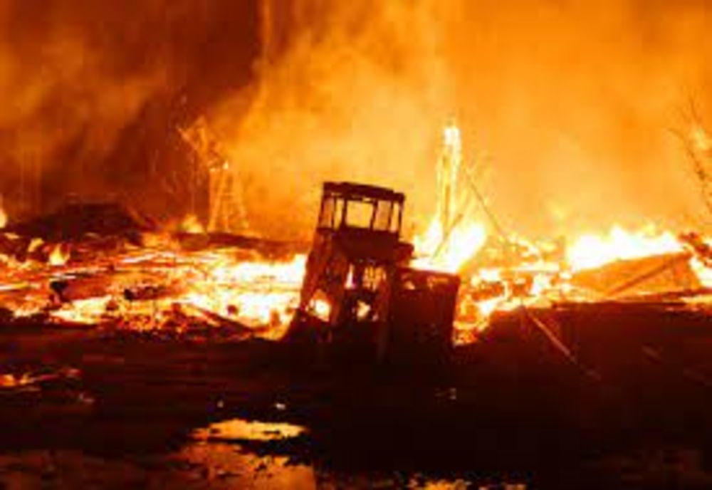 Prahova. Incendiu violent la o fabrică de cherestea din Filipeştii de Târg